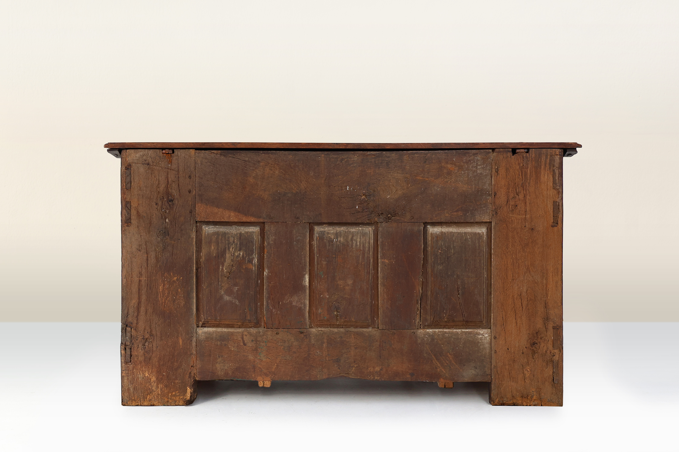 Large hand-carved 16th Century Bridal Chest in oak, Francethumbnail